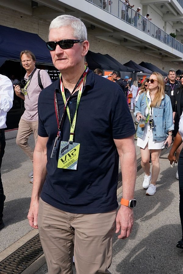 Apple-Chef Tim Cook dürfte bald noch öfter in der Formel 1 auftauchen. - © Darron Cummings/AP/dpa