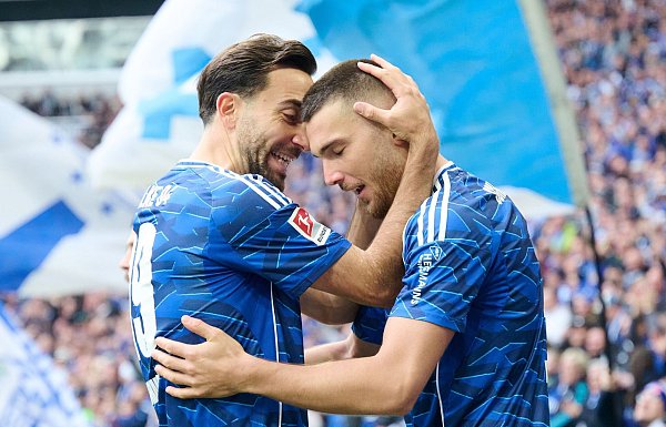 Hasan Kurucay (r) brachte Schalke in Führung. - © Bernd Thissen/dpa