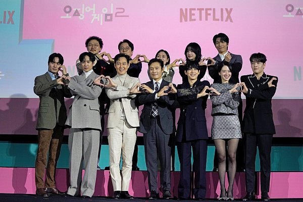 Stars der Serie «Squid Game» bei der Weltpremiere der zweiten Staffel in Seoul am 9. Dezember (Foto aktuell). - © Ahn Young-joon/AP/dpa