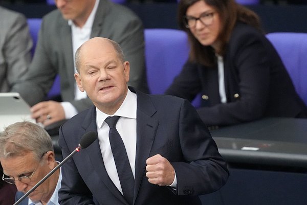 Kanzler Olaf Scholz betont, dass der Bund den Bau von Batteriefabriken auch weiter fördern werde. - © Kay Nietfeld/dpa