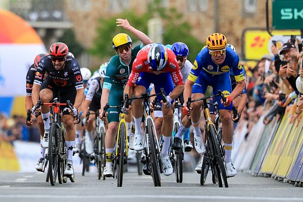 Danny van Poppel gewinnt den Sprint, wird von der Jury aber zurückgestuft. Es gewinnt Soren Waerenskjold (r). - © Jan Woitas/dpa
