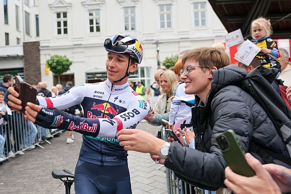 Bei den Fans im Mittelpunkt: Florian Lipowitz - © Jan Woitas/dpa