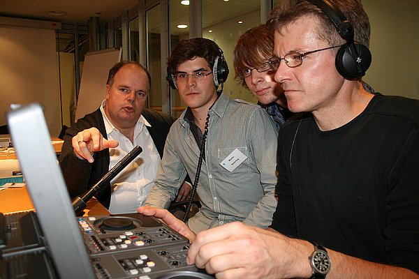 Der Berliner Studioleiter Stephan Mayer (Bayerisches Fernsehen), Martin Beierling, Christoph Großböhmer und Cutter Ingolf Himmler vertonen am Schnittplatz einen Fernsehbeitrag. - © FOTO: ANDREAS GÖTTE