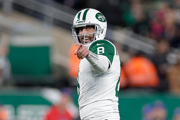 Hatte einen unfassbaren Touchdown-Pass für die Jets: Quarterback Aaron Rodgers. - © Adam Hunger/AP/dpa