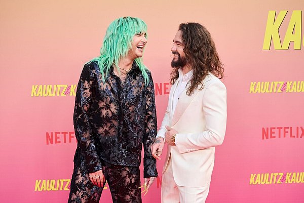 Bill und Tom Kaulitz müssen sich in der neuen Staffel auch Kritik anhören. - © Annette Riedl/dpa