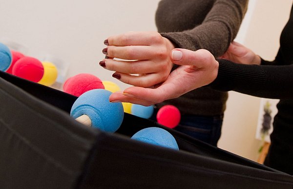 Alltägliche Handgriffe trainieren: Das passiert im Rahmen der Ergotherapie. - © Franziska Gabbert/dpa-tmn