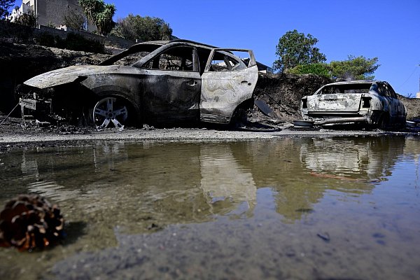 Ausgebrannte Autos in dem Dorf südöstlich von Athen. - © Michael Varaklas/AP/dpa