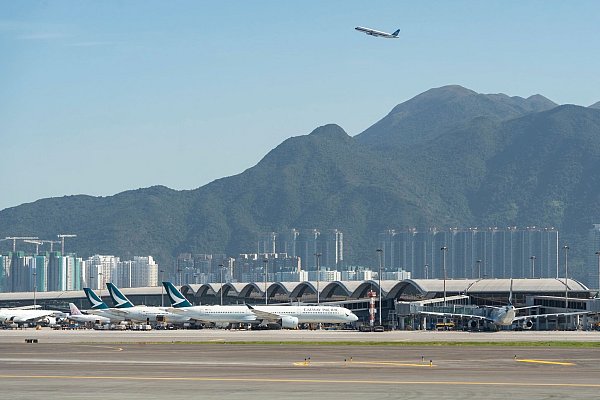 Der Flughafen in Hongkong ist ein wichtiges internationales Drehkreuz. (Archivbild) - © Chan Long Hei/AP/dpa
