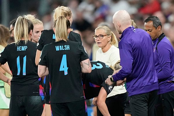 Großes Vertrauen zueinander: Englands Spielerinnen und Trainerin Wiegman. - © Martin Meissner/AP/dpa