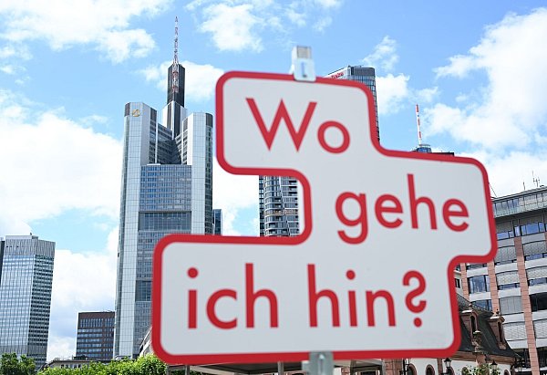 Seit Herbst sorgen die Begehrlichkeiten der Unicredit für Unruhe in Frankfurt. (Archivbild) - © Arne Dedert/dpa