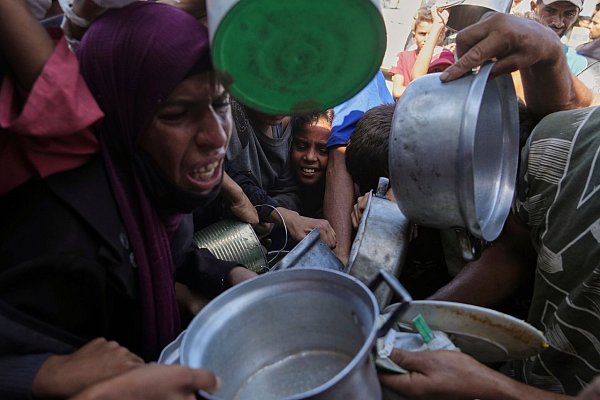 Hilfsorganisationen prangern Israel seit Monaten an, nicht genügend Lebensmittel in den Gazastreifen zu lassen. - © Jehad Alshrafi/AP/dpa