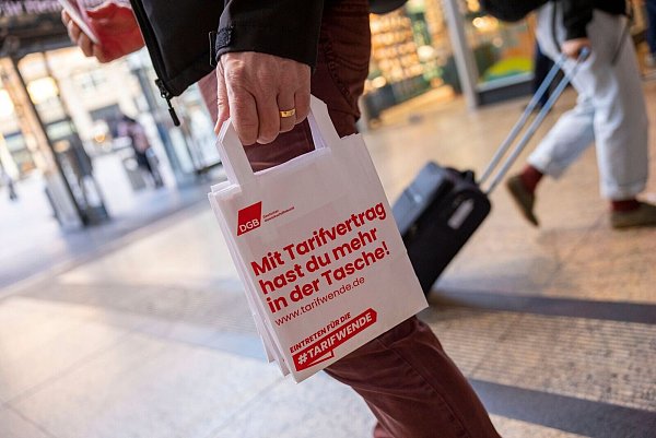 Bei vielen Arbeitgebern kommen Tarifverträge zum Leidwesen der Gewerkschaften nicht in die Tüte (Archivbild). - © Thomas Banneyer/dpa