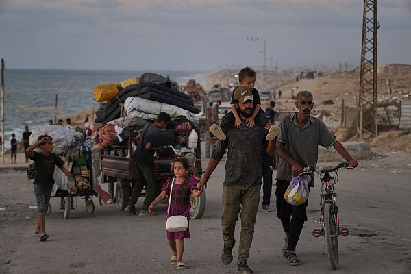 Viele Palästinenser können sich eine Flucht aus der Stadt Gaza schlicht nicht leisten. - © Abdel Kareem Hana/AP/dpa