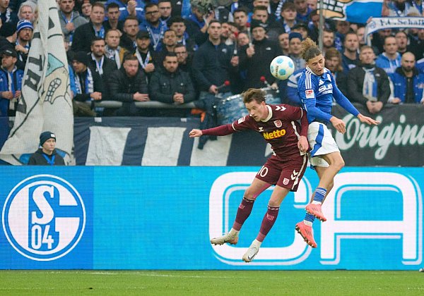 Schalke kämpft sich aus der Abstiegsregion - © Bernd Thissen/dpa