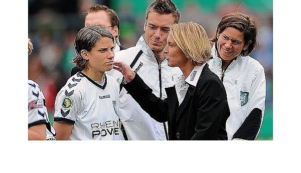 Nur wenige Frauen trainieren ein Team - © SPORT