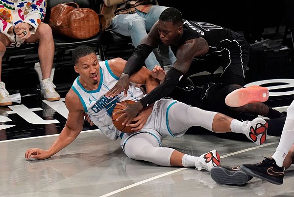 Dennis Schröder zeigt Führungsqualität. - © Seth Wenig/AP/dpa