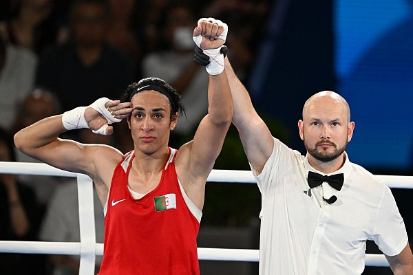 Boxerin Imane Khelif jubelt als Olympiasiegerin und geht nun gegen Internet-Hass vor. - © Sebastian Kahnert/dpa