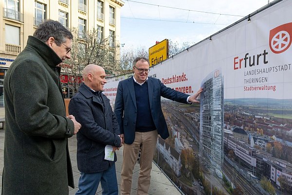 Ein Bahntower in Erfurt? Zumindest als Bildmontage ist die Idee bereits Realität. - © Michael Reichel/dpa