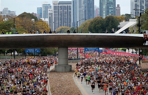 Tausende nahmen am Marathon in Chicago teil. - © Tess Crowley/Chicago Tribune/dpa/dpa