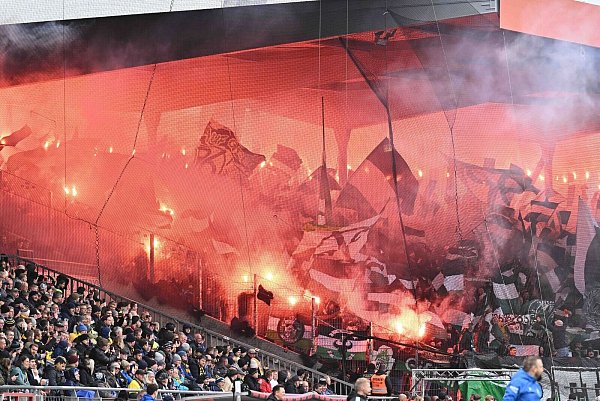 Fans von Hannover 96 zünden beim Derby in Braunschweig Pyrotechnik. - © Swen Pförtner/dpa