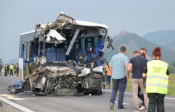 28 Menschen sind bei dem Unfall verletzt worden. - © František Iván/TASR/dpa