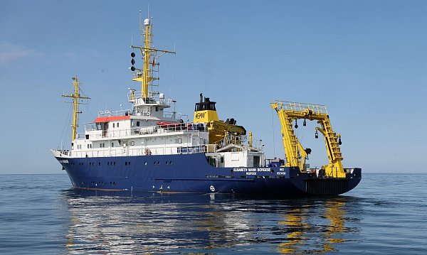 Vom Forschungsschiff «Elisabeth Mann Borgese» aus haben Forscher Sedimentproben mit der Kieselalge vom Grund der Ostsee geholt. (Archivbild) - © Bernd Wüstneck/dpa
