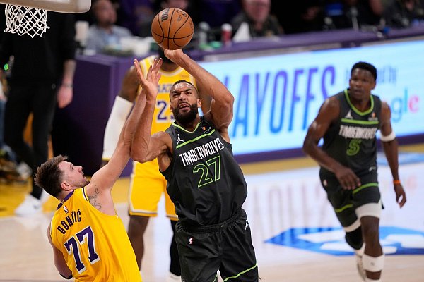 Rudy Gobert dominierte das Spiel unter den Körben. - © Mark J. Terrill/AP/dpa