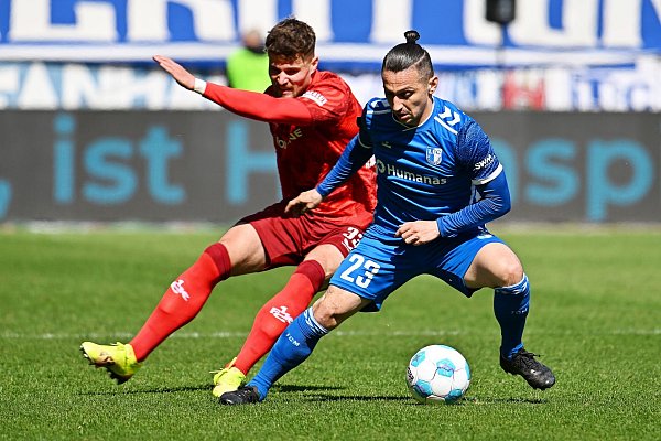 Magdeburgs Baris Atik (r) und Kaiserslauterns Jan Elvedi kämpfen um den Ball. - © Swen Pförtner/dpa