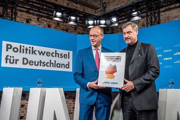 Die Spitzen der Unionsparteien beschlossen das gemeinsame Wahlprogramm einstimmig. - © Michael Kappeler/dpa