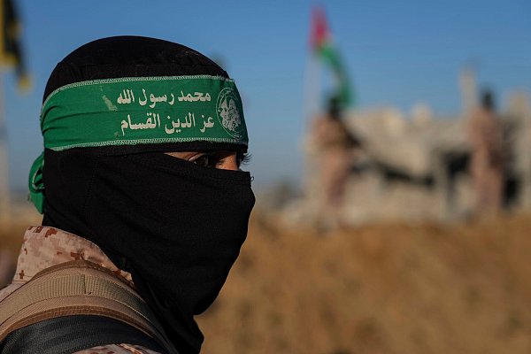 Ein Kämpfer der islamistischen Terrororganisation Hamas bei einer früheren Waffenruhe. (Archivbild) - © Abdel Kareem Hana/AP/dpa
