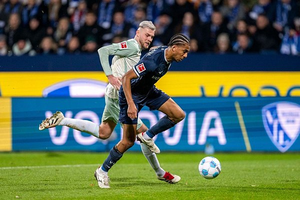 Bremens Marvin Ducksch (l) und Bochums Bernardo kämpfen um den Ball. - © David Inderlied/dpa