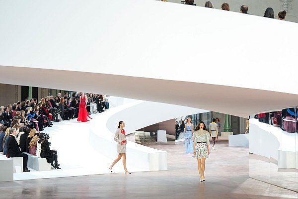 Die Haute-Couture-Kollektion spielte mit vielen Referenzen auf die Geschichte Chanels an. - © Lewis Joly/AP/dpa