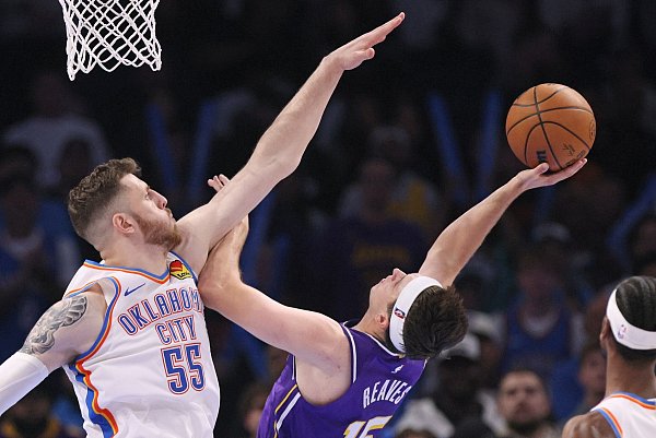 Hartensteins (links) Defensive war zu stark für die Lakers - © Nate Billings/AP/dpa