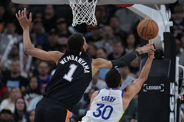 Curry (rechts) war der beste Mann - und nicht Wembanyama. - © Eric Gay/AP/dpa