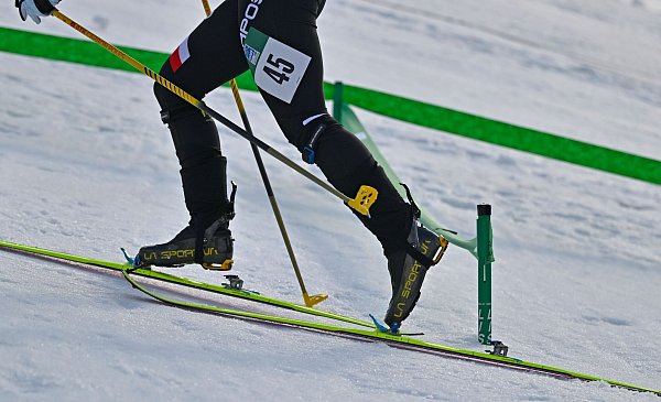 Wie beim klassischen Skitourengehen: Dank spezieller Feller unter den Skiern laufen die Sportler den Hang hinauf. - © Uwe Lein/dpa