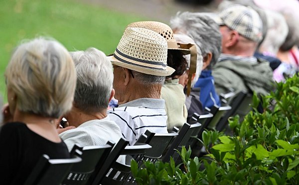 Bei den Einkommen von Rentnern und Pensionären sind die Unterschiede groß. (Symbolbild) - © Arne Dedert/dpa