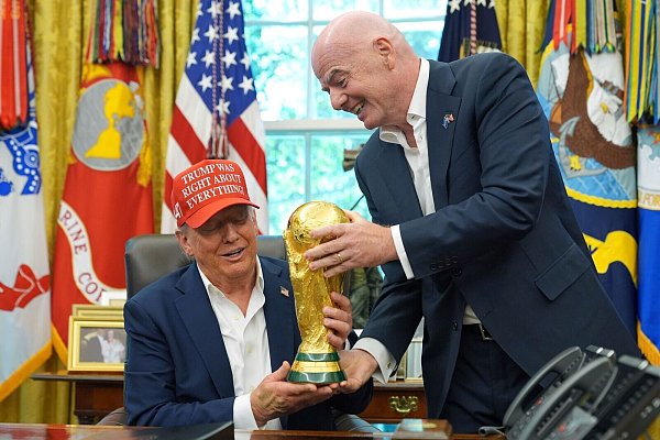 US-Präsident Trump (l.) und FIFA-Chef Infantino (r.) zeigen den WM-Pokal. (Archivbild) - © Jacquelyn Martin/AP/dpa