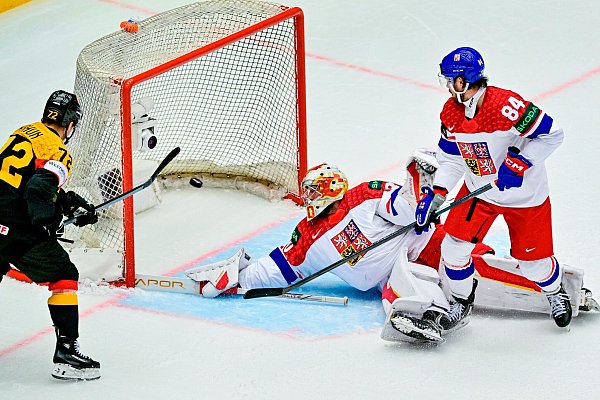 Dominik Kahun verpasste im ersten Drittel den Ausgleich gegen Weltmeister Tschechien. - © Šimánek Vít/CTK/dpa