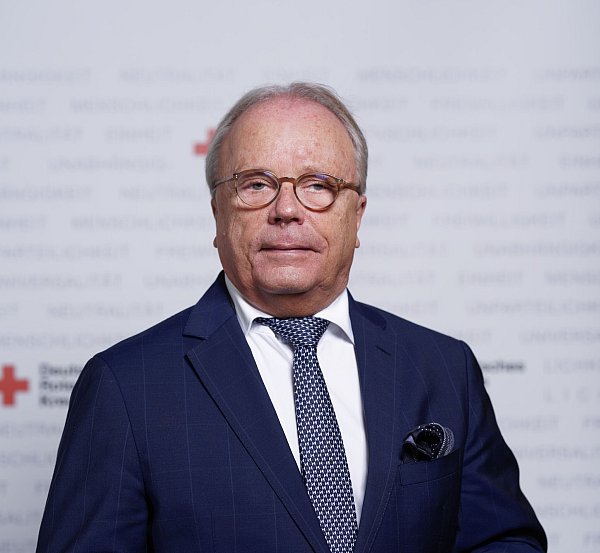 Prof. Bernd Böttiger ist Bundesarzt des Deutschen Roten Kreuzes (DRK) und Vorstandsvorsitzender des Deutschen Rates für Wiederbelebung. - © Henning Schacht/DRK/dpa-tmn