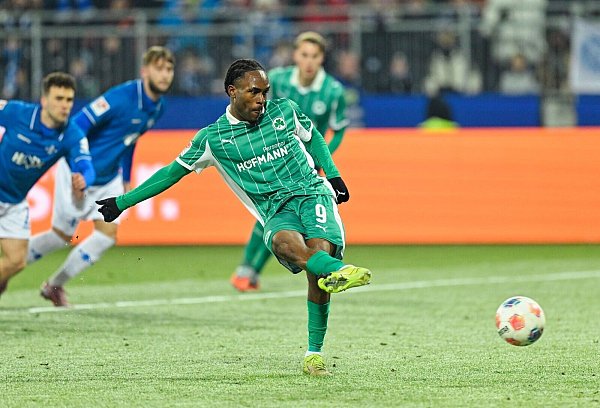 Auch zwei Treffer von Fürths Noel Futkeu reichten nicht zu einem Punktgewinn in Darmstadt. - © Uwe Anspach/dpa