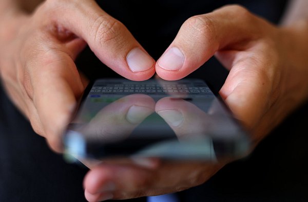 Kommunikation, Information, Unterhaltung - es gibt viele Gründe aufs Handy zu schauen. (Symbolbild) - © Karl-Josef Hildenbrand/dpa