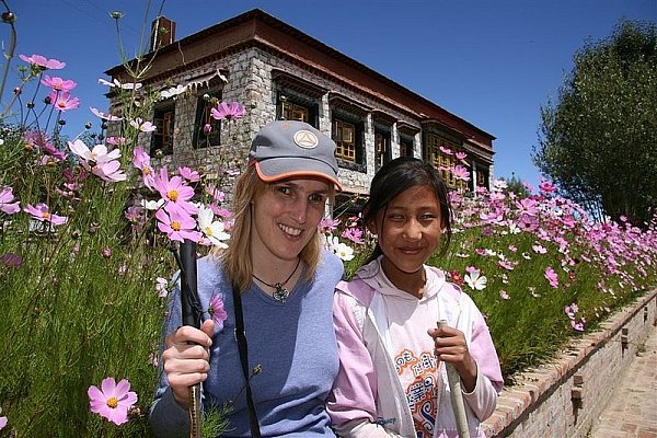 Mit ihren Projekten für blinde Kinder und Erwachsene in Tibet hilft die ebenfalls blinde Sabriye Tenberken (hier mit einer tibetischen Schülerin) den Menschen auf dem Weg in die Selbstständigheit. - © FOTO: AGENTUR