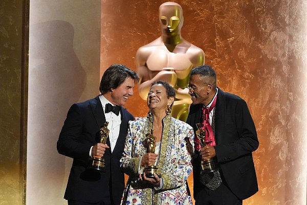 Tom Cruise (links), Debbie Allen und Wynn Thomas (rechts), Gewinner von Ehrenpreisen der Academy. Drei Ehren-Oscars und ein weiterer Sonderpreis wurden bei den 16. Governors Awards verliehen. - © Chris Pizzello/Invision/dpa