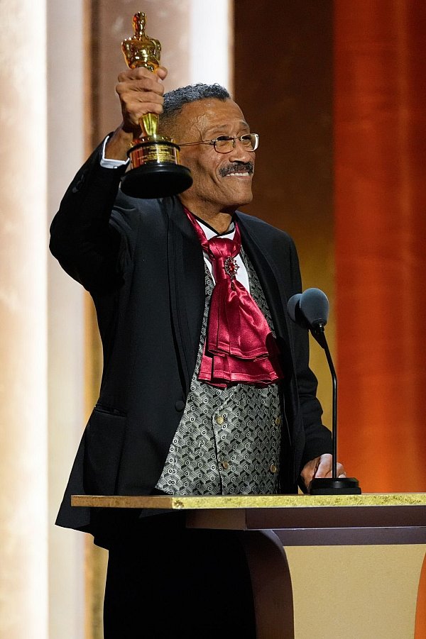 Der langjährige Szenenbildner Wynn Thomas freut sich über den Ehren-Oscar. - © Chris Pizzello/Invision/dpa