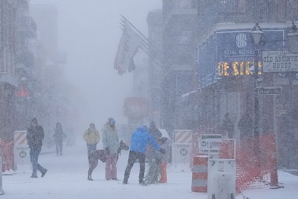 Die US-Südstaaten erleben seltenes Winterwetter. - © Gerald Herbert/AP/dpa
