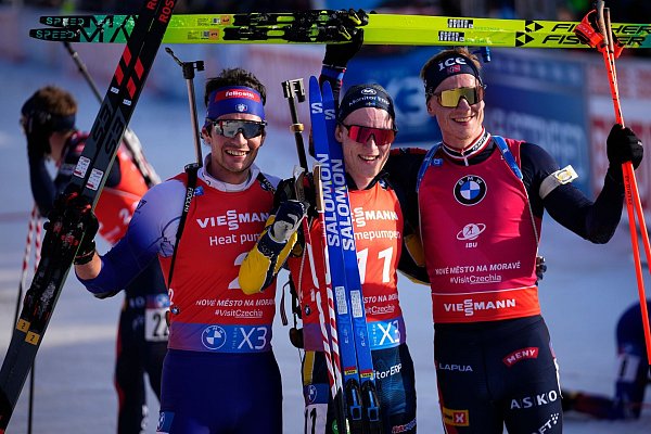 Sebastian Samuelsson (M), Tommaso Giacomel (l) und Johannes Thingnes Bö (r) jubeln nach dem Rennen. - © Petr David Josek/AP/dpa