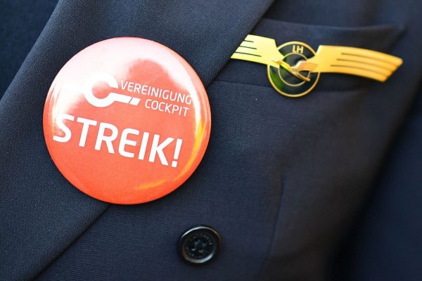 Streiks der Lufthansa-Piloten könnten bald die Reisepläne vieler Passagiere stören. - © Uwe Anspach/dpa