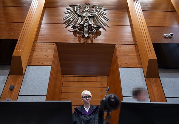 Die Richterin und zwei Schöffen berieten über das Urteil - © Johann Groder/EXPA/APA/dpa