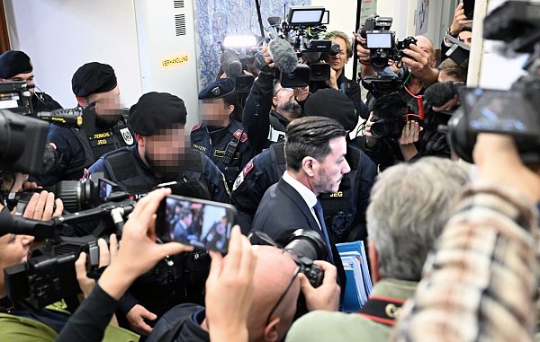 Unter großem Medienandrang fiel das Urteil gegen René Benko - © Barbara Gindl/APA/dpa