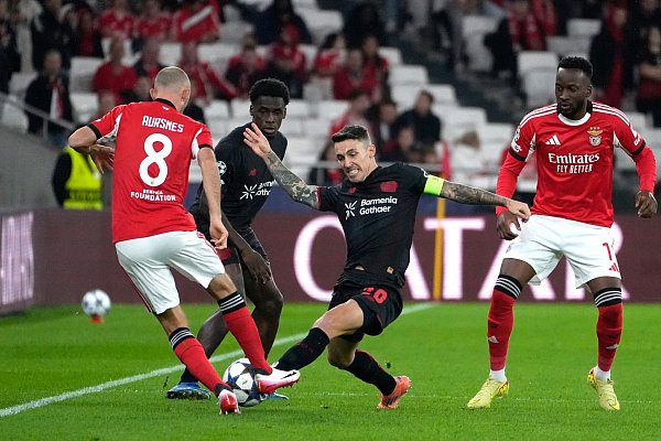 Alejandro Grimaldo (Mitte) leitete Schicks Treffer ein. - © Ana Brigida/AP/dpa